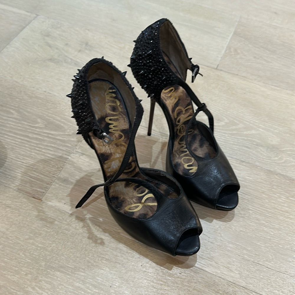 Black Sam edelman shoes.